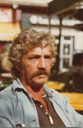 Bob Steffen, mit Schnauz und meliertem Lockenkopf, Jeansjacke; Porträt, um 1980