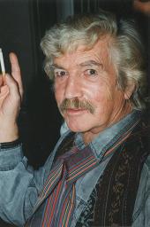 Bob Steffen mit Schnauz, grauhaarig, Jeanshemd, ironischer Blick; Porträt, um 1985