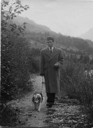 Bob Steffen im eleganten Mantel mit erstem Hund von Werner Bandi an Waldrand, um 1945