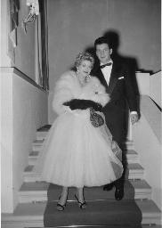 Bob Steffen im Smoking, Dame in weisser Robe und Pelz, Postkarte aus Davos an seine Eltern, 1955