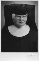 Porträt Antonia aus dem Kloster (Kempten); Profilansicht mit Brille, Brustbild, 04.08.1950