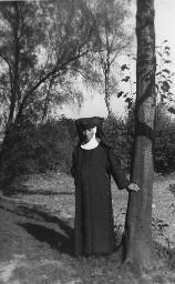 Nonne stehend in Wäldchen, Kloster Kempten (?), um 1950
