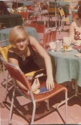 Thea Kuiper, in Strandcafé, auf Hochzeitsreise, Italien, 1963
