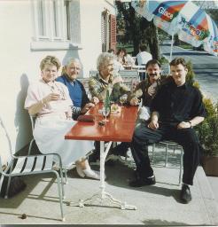 Bob Steffen (Mitte), Gerard Kuiper (2.v.r.), Thea Kuiper (links), unbekannte Menschen vor Restaurant,  um 1975