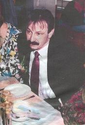 Gerard Kuiper mit Schnauz, Anzug Kravatte, an Tisch, um 1980