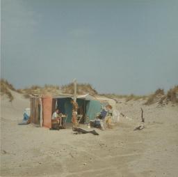 Zelten in der Camargue mit blauem Zelt und VW-Bus, Bob Steffen (links), Gerard Kuiper und Hund "Jet", 1966