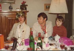 Familie Kuiper: Thea mit wildem Hut, Gerard und Sohn, 1978
