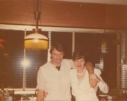 Gerard und Thea Kuiper Arm in Arm; in Wohnung an Weihnachten 1981