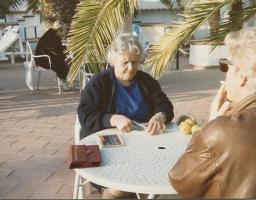 Bob Steffen (Rückenansicht) mit unbekannter Frau draussen beim Jassen, um 1995
