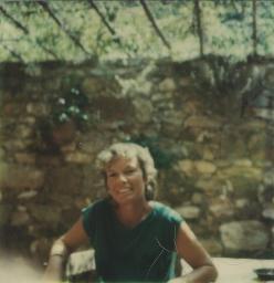 Unbekannte sitzende Frau in Locanda, um 1985