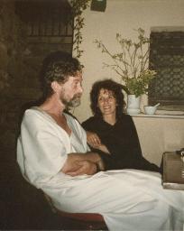 Eliane Staro, neben ihr im Profil Giorgio Staro in weisser Djellaba sitzend, um 1985