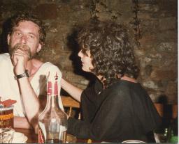 Eliane Staro im Profil, Giorgio Staro, sitzen beide an Tisch, um 1985