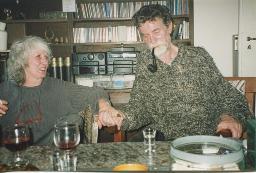 Giorgio (mit Bart und Pfeife) und Eliane Staro sitzen am Tisch und halten Händchen, 1998