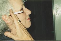 Eliane Staro, Gesicht im Profil, hält Zigarette, 1998