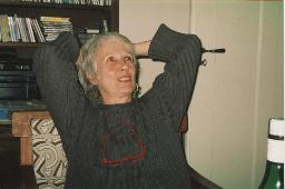 Eliane Staro im grauen Pulli und Lesebrille,1998