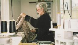 Frau mit roter Brille beim Arbeiten im Nähatelier, 1998