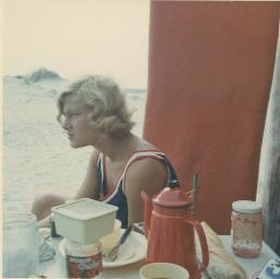 Zelten in der Camargue, Thea Kuiper am Tisch, 1966
