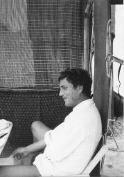 Zelten in der Camargue, Bob Steffen sitzt unter dem Vorzelt und raucht, 1966
