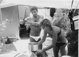 Zelten in der Camargue, Bob Steffen und Thea Kuiper beim Kochen, 1966