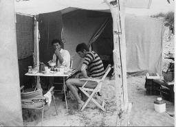 Zelten in der Camargue, Bob Steffen (links) und Gerard Kuiper sitzen unter Vorzelt an Tisch, 1966