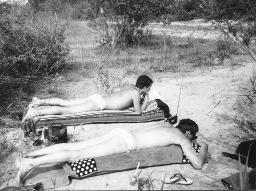 Zelten in der Camargue, Bob Seffen (hinten) und Gerard Kuiper beim Sonnenbaden auf Matten liegend, 1966
