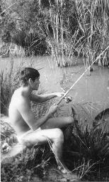Zelten in der Camargue, Gerard Kuiper beim Angeln, 1966
