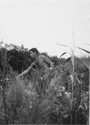 Zelten in der Camargue, Gerard Kuiper steht mit Angelrute im Gebüsch, 1966