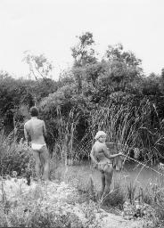 Zelten in der Camargue, Gerard und Thea Kuiper mit Angelrute am Wasser, 1966