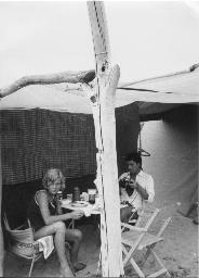 Zelten in der Camargue, Thea und Gerard Kuiper am Tisch unter Vorzelt, 1966