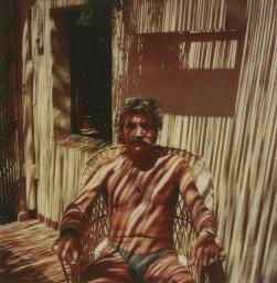 Bob Steffen in Badehose auf Rattanstuhl vor seinem Haus in Begur oder Ascona, 1980