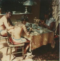 Gerard und Thea Kuiper mit Sohn an Tisch vor Ferienhaus von Bob Steffen in Begur oder Ascona, 1980