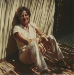 Thea Kuiper sitzt am Boden vor Ferienhaus von Bob Steffen in Begur oder Ascona, 1980