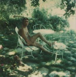 Gerard Kuiper beim Rauchen auf Bank im Garten von Bob Steffens Ferienhaus in Begur oder Ascona, 1980