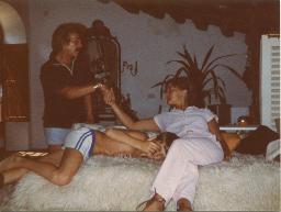 Bob Steffen, Thea Kuiper und ihr Sohn im Ferienhaus von Bob Steffen in Begur oder Ascona, 1980