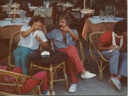 Bob Steffen und Thea Kuiper unterhalten sich an Bistrotisch eines Restaurants in Begur oder Ascona, 1980