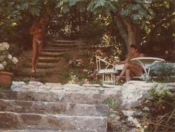 Bob Steffen (links) und Gerard Kuiper im Garten des Ferienhauses von Bob Steffen in Begur oder Ascona, 1980