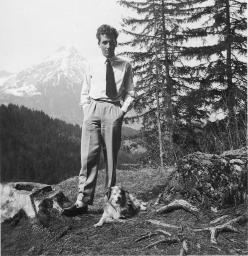 Bob Steffen, Hemd und Kravatte, Hund von Werner Bandi, verschneite Berge im Hintergrund, um 1945