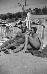 Bob Steffen (rechts) mit unbekanntem Mann in Badehosen am Strand, Strandhäuschen, Zugmasten, um 1950