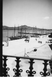 Blick auf Hafenanlage, Pier, Segelschiffe, um 1950