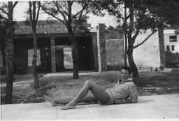 Bob Steffen im Freizeitook liegt auf der Strasse vor unfertigem Haus in Pinienhain, um 1950