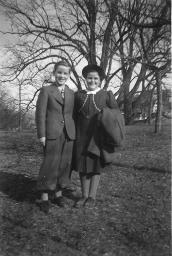 Bob Steffen mit Cousine, schick gekleidet, auf Wiese vor Bäumen, 1938
