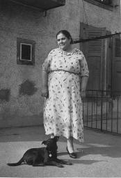 Unbekannte Frau mit Hund, am Heckenweg, Bern, 1930