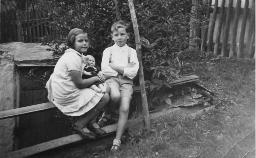 Bob Steffen mit Schwester Lydia im Garten, Heckenweg, Bern, 1936
