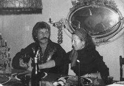 Bob Steffen mit Cousine Catherine Feller-Steffen beim Weintrinken an gedecktem Tisch, 1975
