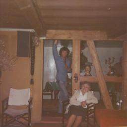 Bob Steffen im Jeansanzug mit seiner Mutter Thekla Maria Steffen-Eigenmann im Bauernhaus in Niedermuhlern, 1973