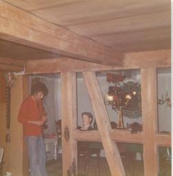Bob Steffen im Jeansanzug im Bauernhaus in Niedermuhlern