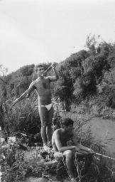 Zelten in der Camargue, Bob Steffen (hinten) und Gerard Kuiper am Fischen, 1966