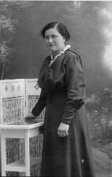 Thekla Maria Steffen-Eigenmann (Mutter von Bob Steffen) als junge Frau stehend in dunklem Taftkleid, um 1915