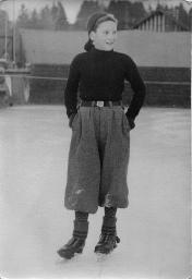 Bob Steffen, in Knickerbockern, Zipfelmütze; fährt Schlittschuh, um 1940