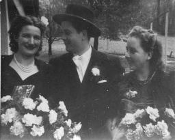 Drei unbekannte Familiemitglieder von Bob Steffen mit Blumen, Hochzeitsfoto, um 1925